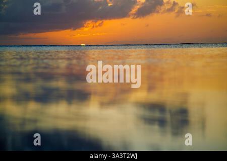 Un breve assaggio di un flash verde al tramonto al largo dell'isola di Saipan, Isole Marianne Settentrionali. Foto Stock