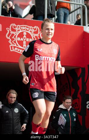 Leverkusen, Germania. 16 marzo 2025. Leverkusen, Germania, 16 marzo 2025: Kristin Kögel (11 Bayer Leverkusen) in azione durante il Google Pixel Frauen-Bundesliga tra Bayer Leverkusen e Werder Brema presso Ulrich-Haberland-Stadion di Leverkusen, Germania. (Qianru Zhang/SPP) credito: SPP Sport Press Photo. /Alamy Live News Foto Stock