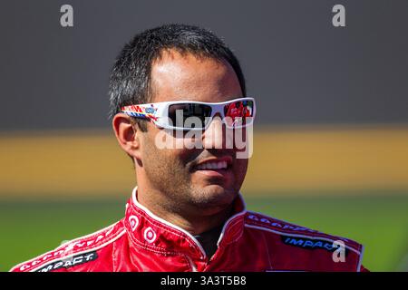 Daytona Beach, Florida, Stati Uniti. 13 febbraio 2011. DAYTONA BEACH, FL - 13 febbraio 2011: Juan Pablo Montoya (42) attende di qualificarsi per la Daytona 500 sul Daytona International Speedway di Daytona Beach, FL. (Credit Image: © Walter G. Arce Sr./ASP via ZUMA Press Wire) SOLO PER USO EDITORIALE! Non per USO commerciale! Foto Stock
