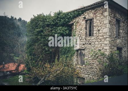 Edificio abbandonato nel villaggio di Chrisovitsi, ad Arkadia, in Grecia Foto Stock