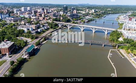 Knoxville, Tn, Stati Uniti. 12 maggio 2024. Una vista aerea di Knoxville, Tennessee, rivela un vibrante paesaggio urbano con un mix di edifici storici e moderni, il fiume Tennessee che si snoda attraverso il centro cittadino, lussureggianti parchi verdi e le lontane Smoky Mountains che incorniciano l'orizzonte. (Credit Image: © Walter G. Arce Sr./ASP via ZUMA Press Wire) SOLO PER USO EDITORIALE! Non per USO commerciale! Foto Stock