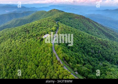 La strada tortuosa a Mount Mitchell si affaccia sulla Blue Ridge Parkway sui monti Appalachi del North Carolina. Foresta con tettoie verdi in estate Foto Stock