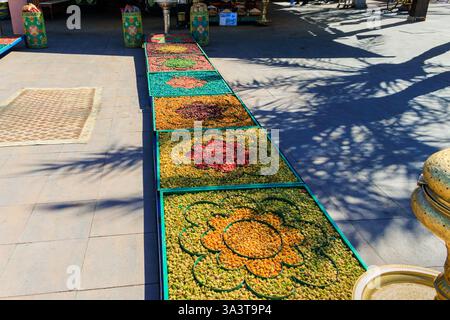 Spezie e erbe colorate si trovano al mercato del souk di Marrakech, in Marocco Foto Stock