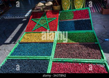 Spezie e erbe colorate si trovano al mercato del souk di Marrakech, in Marocco Foto Stock