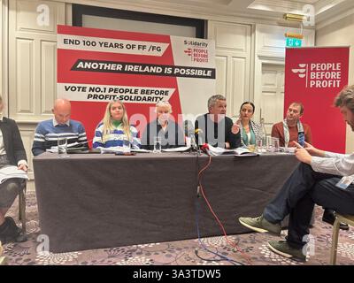 Persone prima dei rappresentanti del profitto (da sinistra a destra) Paul Murphy, Hazel de Nortuin, Brid Smith, Richard Boyd Barrett, Siobhan o Caisaide, e Gino Kenny al lancio del manifesto del loro partito al Buswells Hotel, Dublino, in vista delle elezioni generali del 29 novembre. Data foto: Giovedì 14 novembre 2024. Foto Stock
