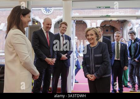 Segretario Hillary Rodham Clinton, Cancelliere della Queen's University di Belfast, che arriva a un evento Young Enterprise presso l'Università. Data foto: Giovedì 14 novembre 2024. Foto Stock