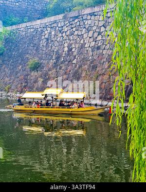 Un tour in barca al fossato del Castello di Osaka nella città di Osaka, Giappone. Foto Stock