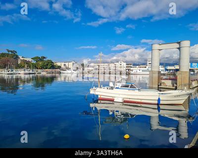 Piccole barche da pesca al porto di Numazu nella prefettura di Shizuoka, Giappone. Foto Stock