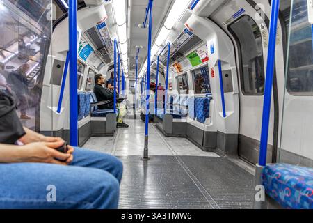 Londra, Regno Unito - 19 settembre 2024: Pendolari seduti su una trafficata e affollata Victoria Line. Foto Stock