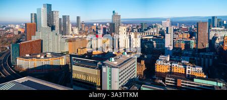 Immagine panoramica dello skyline di Manchester su Mancunain Way Foto Stock