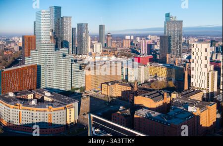 Immagine panoramica dello skyline di Manchester su Mancunain Way Foto Stock