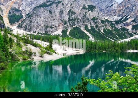 Paesaggio mozzafiato con rocce, lago alpino verde-blu Lago di Braies e splendidi riflessi sulla superficie dell'acqua. Dolomiti, alto Adige Foto Stock