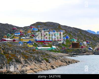 Vista degli edifici della tipica architettura groenlandese nella città portuale artica di Kangaamiut su un'isola tra le foci di due lunghi fiordi a Gree Foto Stock
