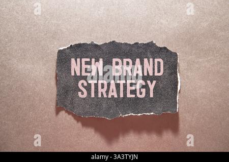 MARCHIO. Design, valore, marketing e concetto di identità. Grafico con parole chiave e icone. Foglio bianco di carta e matite colorate su un tavolo di legno Foto Stock