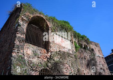 Esterno rovinato del Castello Sforzesco - Milano, Italia - 3 marzo 2025 Foto Stock