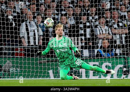 Londra, Regno Unito. 16 marzo 2025. Caoimhin Kelleher, il portiere del Liverpool, salva. Carabao Cup final 2025, Liverpool contro Newcastle Utd al Wembley Stadium di Londra domenica 16 marzo 2025. Solo per uso editoriale. foto di Chris Stading//Andrew Orchard fotografia sportiva/Alamy Live News crediti: Andrew Orchard fotografia sportiva/Alamy Live News Foto Stock