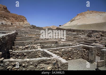 Rovine di Deir el-Medina, antico villaggio di operai egiziani vicino alla Valle dei Re in Egitto Foto Stock