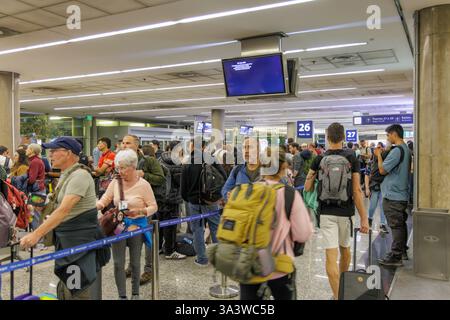 Buenos Aires, Argentina - 10 gennaio 2025: Turisti all'Aeroporto Internazionale di Ezeiza a Buenos Aires. Foto Stock