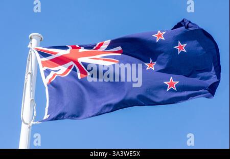 Bandiera neozelandese battente, Marine Parade, New Brighton, Christchurch (Ōtautahi), regione di Canterbury, isola del Sud, nuova Zelanda Foto Stock