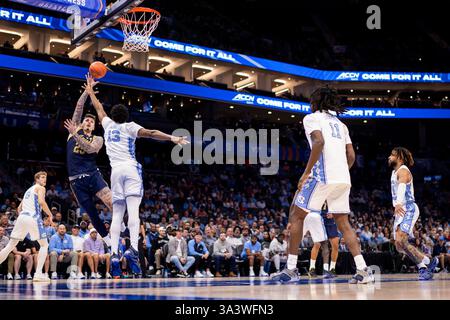 Charlotte, North Carolina, Stati Uniti. 12 marzo 2025. Notre Dame combatte contro l'attaccante irlandese Nikita Konstantynovskyi (25) spara all'attaccante dei North Carolina Tar Heels Jalen Washington (13) durante la seconda metà di un match del secondo turno al torneo maschile ACC allo Spectrum Center di Charlotte, NC. (Scott Kinser/Cal Sport Media). Crediti: csm/Alamy Live News Foto Stock