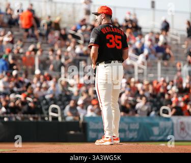 Scottsdale, Arizona, Stati Uniti. 11 marzo 2025. Il lanciatore dei San Francisco Giants Justin Verlander (35) prende il tumulo per la partita di allenamento primaverile della Cactus League tra gli Athletic's e i San Francisco Giants allo Scottsdale Stadium di Scottsdale, Arizona. Michael Cazares/CSM/Alamy Live News Foto Stock