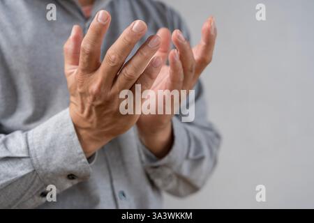 Pregare le mani con la fede nella religione e credere in Dio su sfondo scuro. Potere di speranza o di amore e di devozione. Namaste o Namaskar gesti delle mani. Pregate Foto Stock