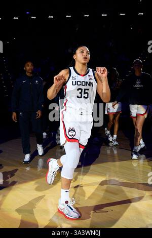 Uncasville, Connecticut, Stati Uniti. 9 marzo 2025. La guardia UConn Huskies Azzi Fudd (35) viene introdotta prima di una partita di basket femminile NCAA nel GRANDE torneo di basket femminile dell'EAST Women's Basketball Tournament tra gli UConn Huskies e i Villanova Wildcats alla Mohegan Sun Arena di Uncasville, CT. Erica Denhoff/CSM/Alamy Live News Foto Stock