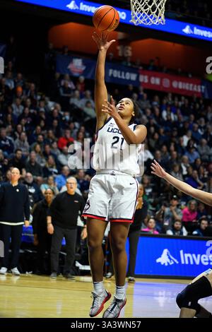 Uncasville, Connecticut, Stati Uniti. 9 marzo 2025. L'attaccante degli UConn Huskies Sarah strong (21) spara un layup durante una partita di basket femminile NCAA nel GRANDE torneo di basket femminile dell'EAST Women's Basketball Tournament tra gli UConn Huskies e i Villanova Wildcats alla Mohegan Sun Arena di Uncasville, CT. Erica Denhoff/CSM/Alamy Live News Foto Stock