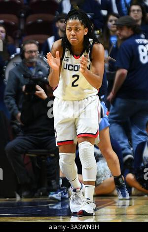 Uncasville, Connecticut, Stati Uniti. 9 marzo 2025. La guardia degli UConn Huskies KK Arnold (2) reagisce durante una partita di basket femminile NCAA nel GRANDE torneo di basket femminile DELL'EST tra gli UConn Huskies e i Villanova Wildcats alla Mohegan Sun Arena di Uncasville, CT. Erica Denhoff/CSM/Alamy Live News Foto Stock