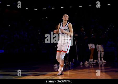 Uncasville, Connecticut, Stati Uniti. 9 marzo 2025. La guardia degli UConn Huskies Paige Bueckers (5) viene introdotta prima di una partita di basket femminile NCAA nel GRANDE torneo di basket femminile dell'EST tra gli UConn Huskies e i Villanova Wildcats alla Mohegan Sun Arena di Uncasville, CT. Erica Denhoff/CSM/Alamy Live News Foto Stock