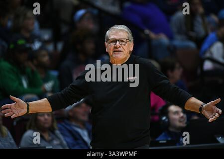 Uncasville, Connecticut, Stati Uniti. 9 marzo 2025. Il capo-allenatore degli UConn Huskies Geno Auriemma reagisce durante una partita di basket femminile NCAA nel GRANDE torneo di pallacanestro femminile dell'EST tra gli UConn Huskies e i Villanova Wildcats alla Mohegan Sun Arena di Uncasville, CT. Erica Denhoff/CSM/Alamy Live News Foto Stock