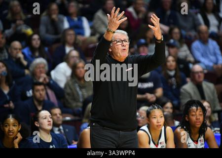Uncasville, Connecticut, Stati Uniti. 9 marzo 2025. Il capo-allenatore degli UConn Huskies Geno Auriemma reagisce durante una partita di basket femminile NCAA nel GRANDE torneo di pallacanestro femminile dell'EST tra gli UConn Huskies e i Villanova Wildcats alla Mohegan Sun Arena di Uncasville, CT. Erica Denhoff/CSM/Alamy Live News Foto Stock