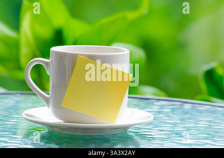 Blocco appiccicoso sulla tazza bianca. Personalizza lo spazio per testo o idee. Foto Stock