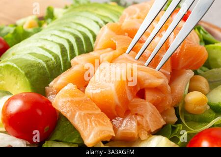 Insalata di avocado e salmone con verdure fresche Foto Stock