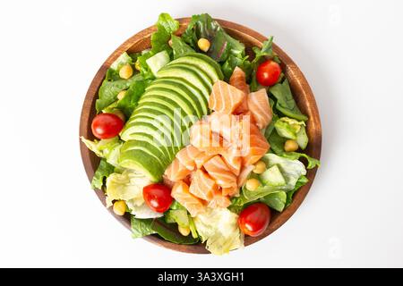 Insalata di avocado e salmone su sfondo bianco Foto Stock