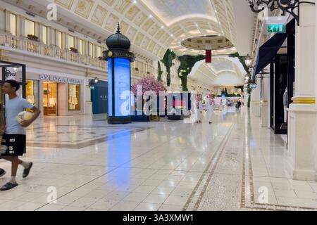Doha, Qatar - 17 marzo 2025: Architettura ispirata a Venezia del Villaggio Mall di Doha. Foto Stock