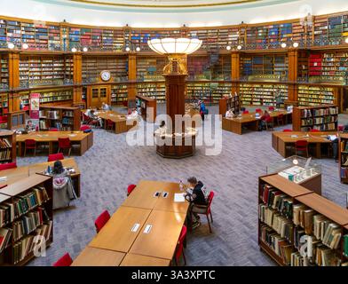 Storica sala di lettura circolare Picton all'interno della biblioteca centrale di Liverpool, città di Liverpool, Inghilterra, Regno Unito completata nel 1879 Foto Stock