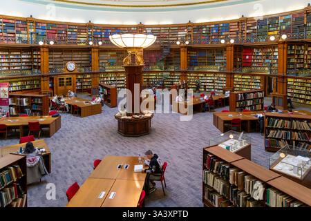 Storica sala di lettura circolare Picton all'interno della biblioteca centrale di Liverpool, città di Liverpool, Inghilterra, Regno Unito completata nel 1879 Foto Stock