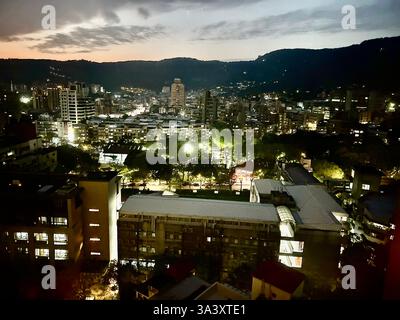 Taipei, Taiwan, Scene urbane, centro città, paesaggio urbano, angolo alto, luci notturne (quartiere di Beitou) Foto Stock