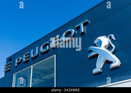 Logo Peugeot cromato sull'edificio di un concessionario di auto a Montfoort. Peugeot è un produttore automobilistico francese. Foto Stock