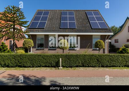Pannelli solari privati su una casa familiare bungalow indipendente sul tetto. Foto Stock