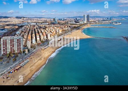 Vista panoramica aerea di Barcellona, la spiaggia sabbiosa della città, durante una bella giornata primaverile, con la tipica architettura locale sullo sfondo Foto Stock