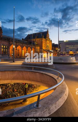 La piazza centrale di fronte alla stazione centrale della città di Groninga nei Paesi Bassi di notte con luci accese. Foto Stock