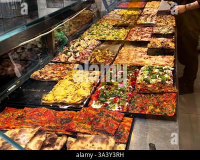 Roma, Italia - marzo 2025 - Pizzeria al taglio Foto Stock