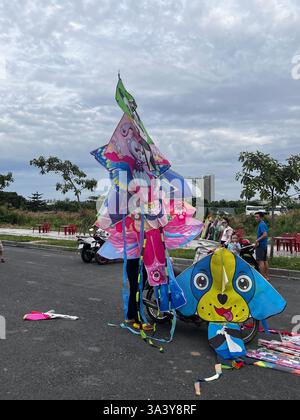 ho chi minh City - Vietnam 2024 - le famiglie vietnamite amano volare con gli aquiloni, il volo con gli aquiloni è popolare durante i mesi primaverili ed estivi, Foto Stock