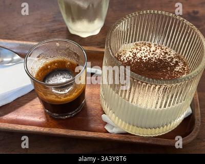 ho chi minh City - Vietnam 2024 - colazione con caffè Foto Stock