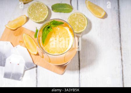 Cocktail alla moda ispirato al tè con miscele verdi, oolong, nere, chai e altre miscele di tè. Tè frizzante soda, bevande estive fredde con sciroppo, limone, lime Foto Stock