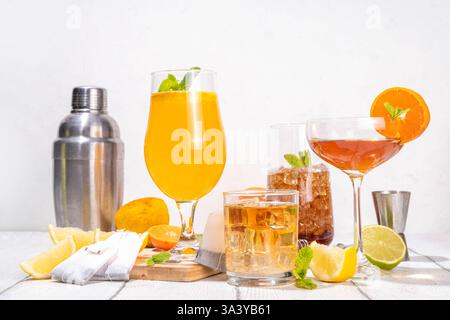 Cocktail alla moda ispirato al tè con miscele verdi, oolong, nere, chai e altre miscele di tè. Tè frizzante soda, bevande estive fredde con sciroppo, limone, lime Foto Stock