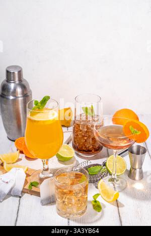 Cocktail alla moda ispirato al tè con miscele verdi, oolong, nere, chai e altre miscele di tè. Tè frizzante soda, bevande estive fredde con sciroppo, limone, lime Foto Stock