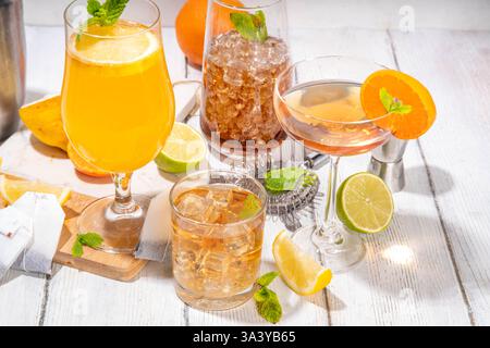 Cocktail alla moda ispirato al tè con miscele verdi, oolong, nere, chai e altre miscele di tè. Tè frizzante soda, bevande estive fredde con sciroppo, limone, lime Foto Stock